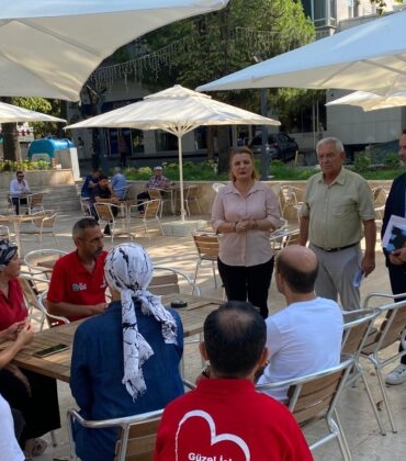 Baskan-Hurriyet-Gulumse-Kafe-personeliyle-bir-araya-geldi-2-740x420