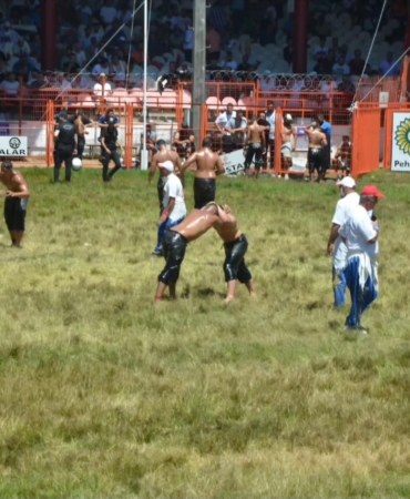 Baskan-Hurriyet-Kirkpinarda-kentimizi-temsil-eden-pehlivanlari-tebrik-etti-1