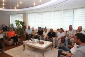 Izmit-Belediyesi-ailesinden-emekli-olan-28-personelden-Baskan-Hurriyete-tesekkur-ziyareti-1-740x420