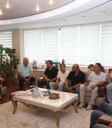 Izmit-Belediyesi-ailesinden-emekli-olan-28-personelden-Baskan-Hurriyete-tesekkur-ziyareti-1-740x420