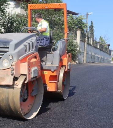 Izmit-Belediyesi-asfalt-mesaisine-Gundogdu-Mahallesinde-devam-etti-3-740x420