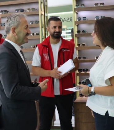 Izmit-Belediyesi-esnaflarla-baglarini-guclendirmeye-devam-ediyor-1-740x420