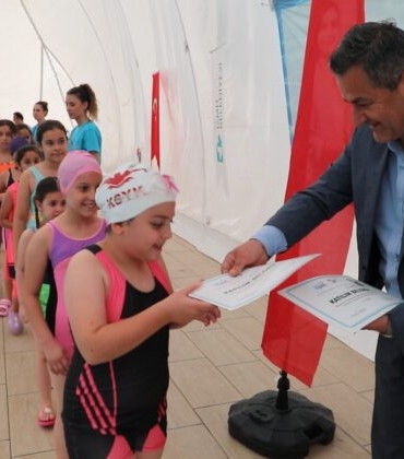 Izmit-Belediyesi-ile-yuzme-ogrenen-minik-yuzuculer-sertifikalarini-aldi-8-740x420