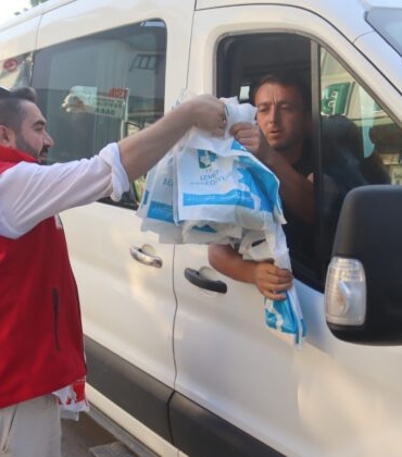 Izmit-Belediyesi-sabahin-ilk-isiklarinda-emekcileri-unutmadi-5-740x420