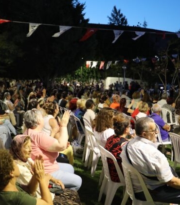 Izmit-Yaz-Aksamlari-Sezen-Aksu-sarkilariyla-renklendi-3-740x420