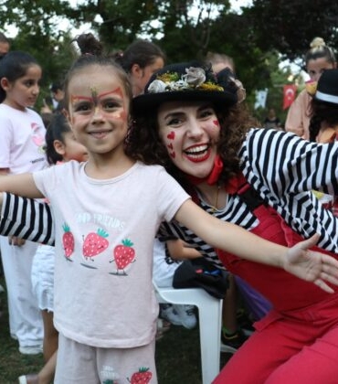 Izmit-Yaz-Aksamlarinda-cocuklar-doyasiya-egleniyor-4-1-740x420