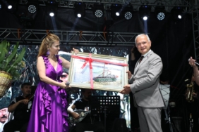 unlu-sanatci-laradan-muhtesem-performans