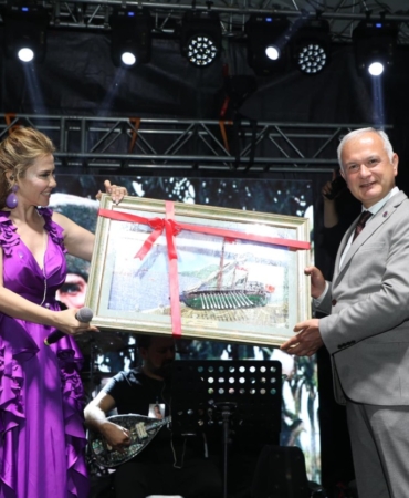 unlu-sanatci-laradan-muhtesem-performans