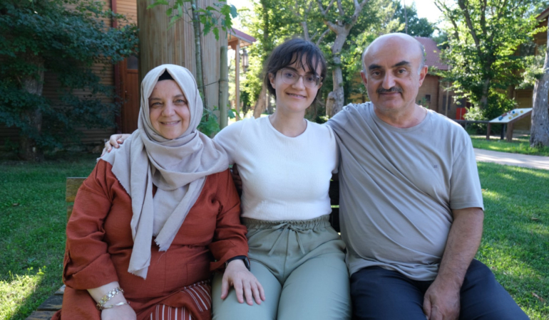 20240812-baskan-buyukakindan-basarili-ogrencilere-tatil-jesti-91835-fa53a18208891e2169f0