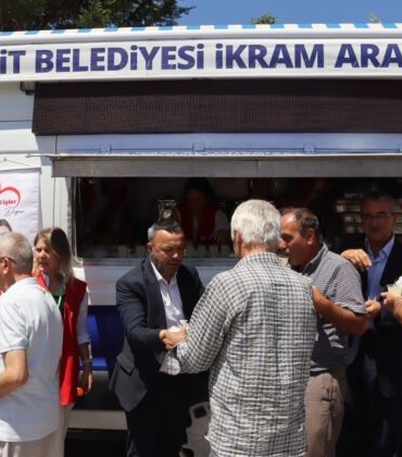 Izmit-Belediyesi-Cuma-Namazi-sonrasi-Fatih-Cami-Cemaati-ile-bulustu-3-740x420