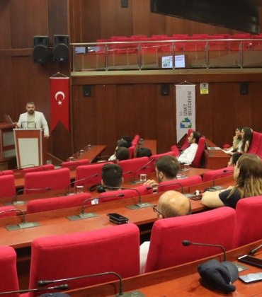 Izmit-Belediyesi-Dijital-Akademi-egitimleri-devam-ediyor-1-740x420