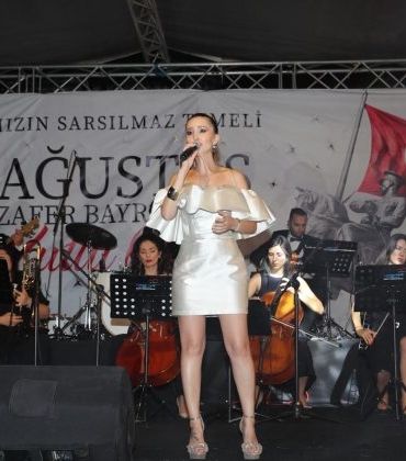 Izmit-Belediyesi-Kent-Orkestrasi-ve-Elvin-Gunaydin-Zafer-Bayrami-coskusunu-Izmitlilere-yasatti-5-740x420