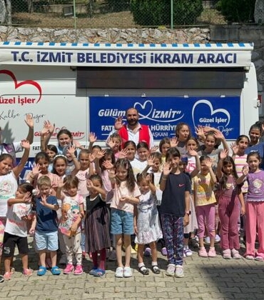 Izmit-Belediyesi-cocuklarin-yuzlerini-guldurmeye-devam-ediyor-8-740x420