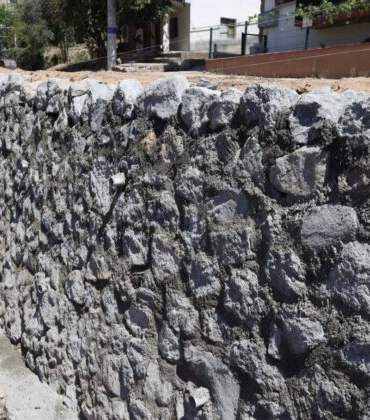 Izmit-Belediyesi-guvenli-alanlar-icin-istinat-duvari-insaatlarina-devam-ediyor-4-740x420