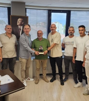 Izmit-Belediyespor-Gurescilerinden-Kardasa-tesekkur-ziyareti-1-740x420