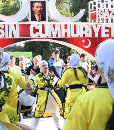 Izmitte-uc-ulkenin-halk-danslariyla-unutulmaz-bir-gosteri-7-740x420