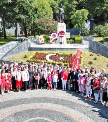 Kucuk-Keremin-gururlu-ani-Izmitte-Zafer-Bayrami-coskusu-basladi-12-740x420