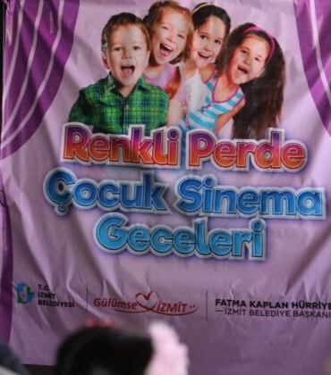 Minikler-‘Cocuk-Sinema-Gecelerinde-doyasiya-eglendi-3-740x420