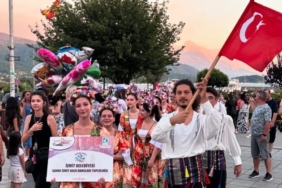 Sahne-Izmit-Toplulugu-Balkan-Festivalinde-sehrimizi-gururlandirdi-4-740x420