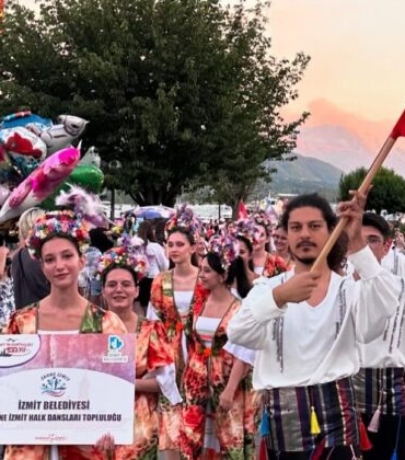 Sahne-Izmit-Toplulugu-Balkan-Festivalinde-sehrimizi-gururlandirdi-4-740x420