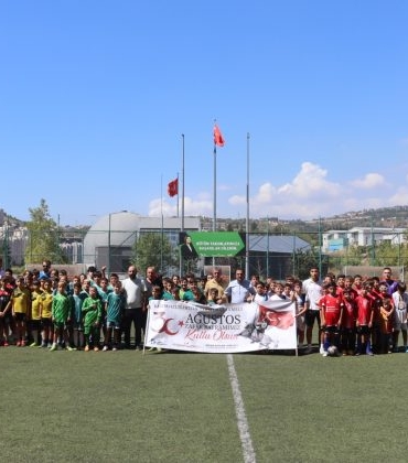 Zafer-Bayrami-Futbol-Turnuvasinda-minik-sporcular-sahne-aldi-1-740x420