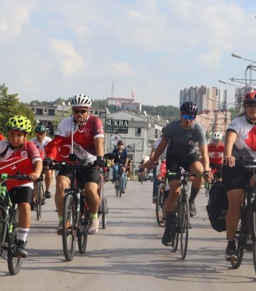 Zafer-Bayraminda-Izmit-sokaklarinda-coskulu-bisiklet-korteji-12-740x420