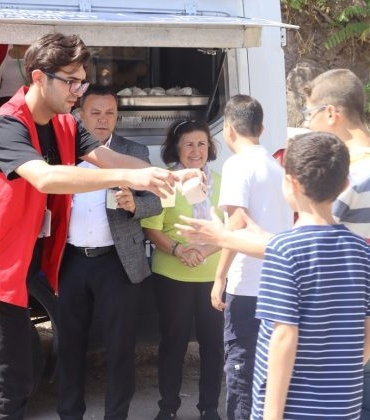 Izmit-Belediyesi-Topcular-Yolu-Camii-cemaati-ile-bulustu-1-740x420