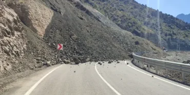 artvinde-heyelan-karayolu-ulasima-kapatildi-iJ4rZXAU.webp