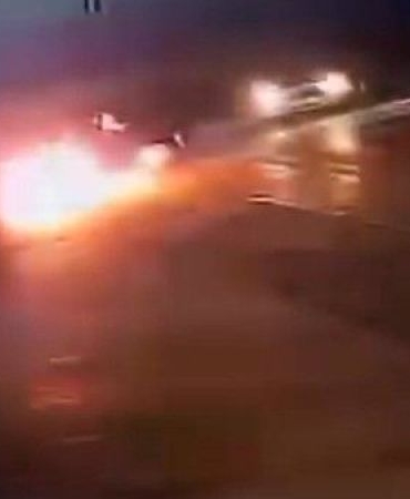 itfaiye-ve-vatandaslarin-hiziyla-kontrol-altina-alinan-araba-yangini-goruntuler-guvenlik-kamerasinda-cdATspBR.jpg