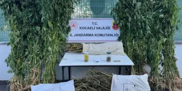 izmitte-uyusturucu-ve-uyarici-madde-operasyonu-buyuk-ele-gecirilen-tutuslar-hjuliv3S.webp