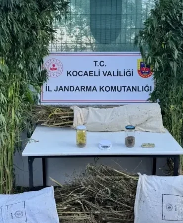 izmitte-uyusturucu-ve-uyarici-madde-operasyonu-buyuk-ele-gecirilen-tutuslar-hjuliv3S.webp