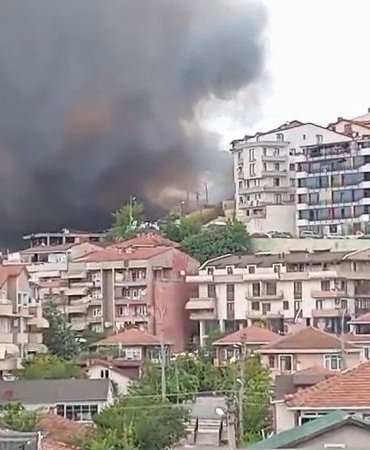 kurucesmede-buyuk-yangin-d-100-ve-plajyolu-kenarlarindan-gorulebilen-duman-yqbKu34s.jpg