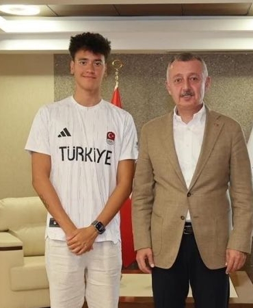 kuzey-tuncelli-sadece-turkiyenin-degil-dunyanin-da-gururu-800-metre-serbestte-dunya-sampiyonu-BpeA1iBv.jpg
