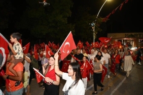 zafer-bayrami-korteji-ve-konserle-cosku-dorukta-kartepede-bayrak-yuruyusu-ve-etkinlikler-QasZAw1y.jpg
