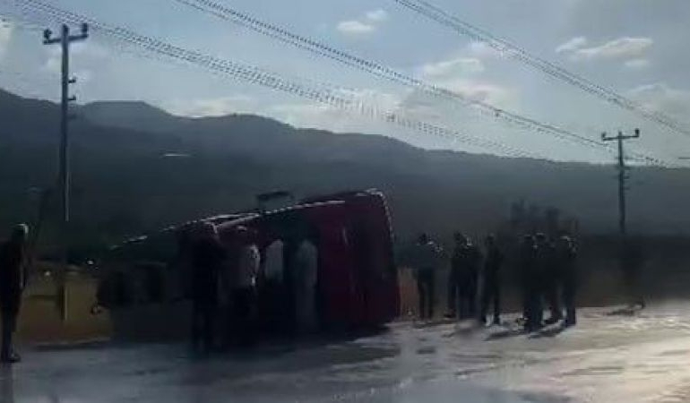 Bölge Merkezinde Süt Tankeri Kazası: 3 Yaralı ve Olay Yerinde Başlatılan İnceleme