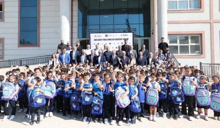 Dilovası’nda Eğitime Destek: Öğrenciler İçin Çanta ve Kırtasiye Dağıtımı