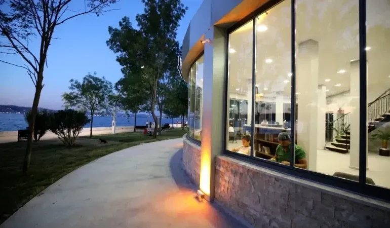 Genc-i Âlâ Kitap Kafe: Başiskele Sahili’nde Sakin Okuma ve Ders Çalışma Deneyimi