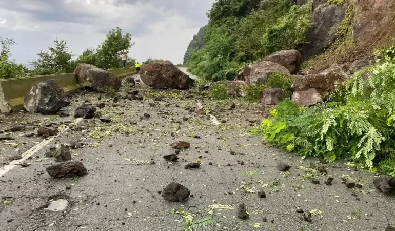 Hopa-Kemalpaşa Karayolunda Heyelan: Yol Ulaşıma Kapatıldı ve Temizlik Çalışmaları Devam Ediyor