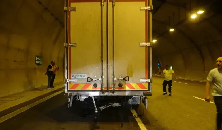 İstanbul Çevresinde Ağır Ticari Araç-Kazada Takla Atan Otomobilde Yaralanan Sürücü