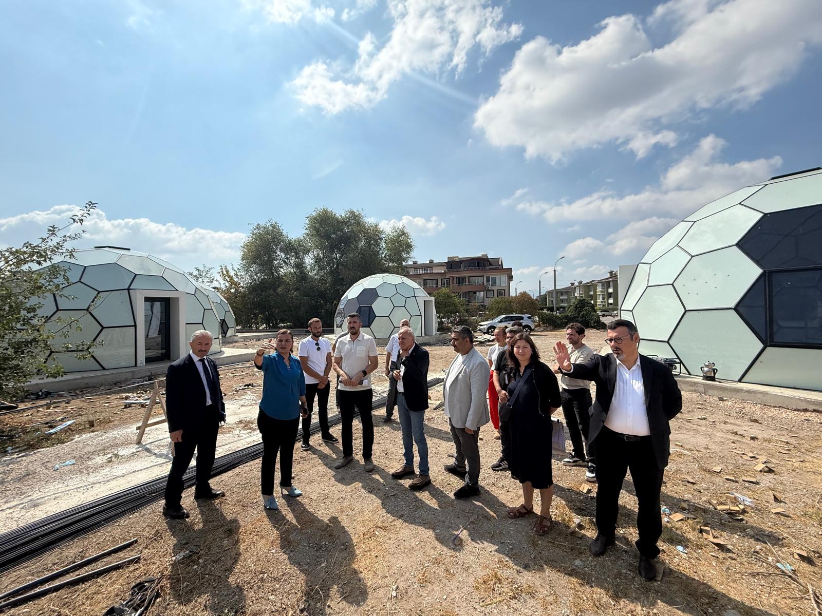 İzmit Belediyesi Gençlik İçin Teknoloji Geliştirme Merkezi ve Gülümse Kafe Projesini Yerinde İnceledi