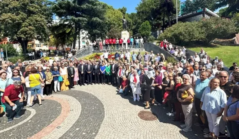İzmitte Parti Kuruluş Korteji ve Atatürk Anıtı Önünde Konuşmalar: Kürsü Tartışması Gündemde
