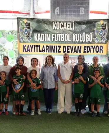 kocaelide-kadin-futboluna-destek-ve-annelerle-cocuklar-icin-unutulmaz-anlar-fyRVDN7i.webp
