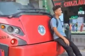 tramvayda-riskli-yolculuk-cocugun-guvenlik-ihlali-kamera-kaydinda-i1QKrwFT.jpg