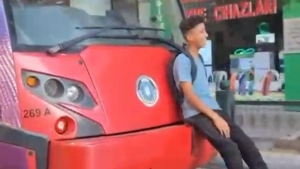 tramvayda-riskli-yolculuk-cocugun-guvenlik-ihlali-kamera-kaydinda-i1QKrwFT.jpg
