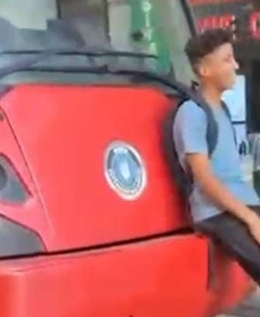 tramvayda-riskli-yolculuk-cocugun-guvenlik-ihlali-kamera-kaydinda-i1QKrwFT.jpg