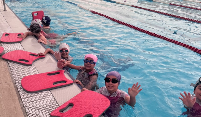 İzmit’te ‘Yüzme Bilmeyen Kalmasın’ Projesi Öğrencilerle Devam Ediyor