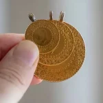 ceyrek-gram-ve-yarim-altin-fiyatlari-bugun-ne-kadar-12-aralik-2025-guncel-altin-satis-fiyatlari-huiz-cover-1