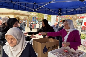 fatma-baskan-vatandaslara-helva-ikram-etti-20251227-143220