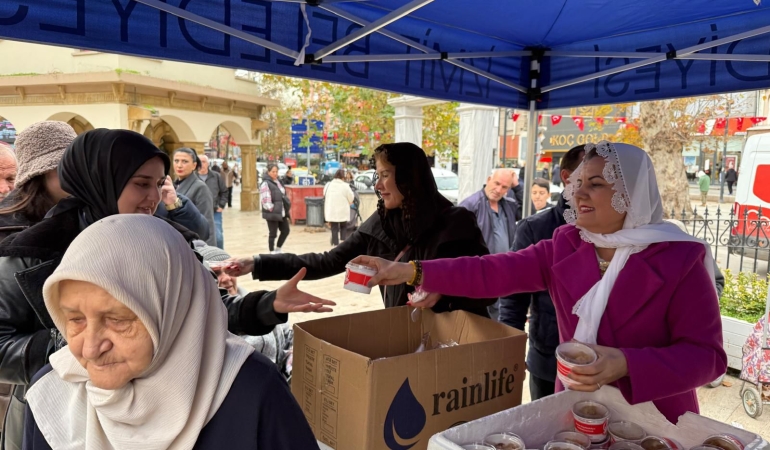 Fatma Başkan vatandaşlara helva ikram etti