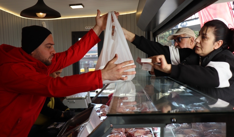 İzmit Halk Et Mobil Aracı’nın yeni durağı Kuruçeşme oldu